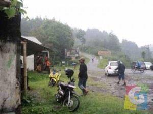 Pengunjung  Cipanas Galunggung  memanfaatkan bangunan  warung kala hujan turun (docpri)