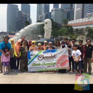 Para peserta Chocodot Reward Tour Singapura saat berpose didepan Patung Singa, di Singapura, Selasa (4/11/2014). Foto Kiki Gumelar