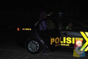Petugas patroli Kepolisian Kota Banjar saat membawa psangan mesum ke Mapolresta Banjar, Sabtu (1/11/2014) foto Hermanto
