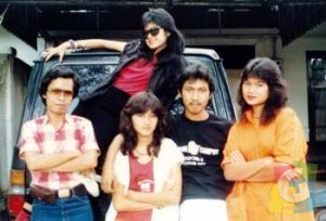 Potret kenangan “ngabuburit” dengan “mega bintang” di Bandung, 2 Mei 1987. Dari kiri; Yoyo Dasriyo, (alm) Nike Ardilla, Misbach, Lady Avisha, dan Cut Irna bergaya di belakang mereka. (Dokumentasi: Yodaz)