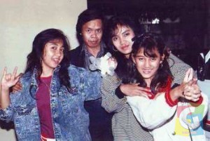 Kenangan di Pekalongan 1988. Dari kiri: Yossie Lucky, Yoyo Dasriyo, (alm) Nike Ardilla dan Evie Sopha, yang berganti nama Yevie Nabela. (Foto Dokumentasi Yodaz) 