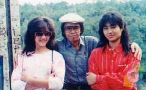 Kenangan lawas (alm) Nike Ardilla, Yoyo Dasriyo dan Evie Sopha (Yevie Nabela), di mulut Jembatan Cirahong, Ciamis, 1987. Jembatan klasik ini, selalu mengusik Nike untuk berfoto.  (Dokumentasi Yodaz)