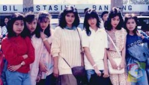 Nike Ardilla (ketiga dari kiri) masih figuran di antara bintang Tetty Liz Indriaty (ibu Marcella Zalianty), Febrina dan Nani Sugianto. di lokasi syuting drama “Pondokan” (1987),di Stasiun  KA Bandung. (Foto Dokumentasi Yodaz) 
