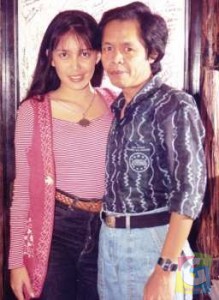 Rieke Diah Pitaloka dan Yoyo Dasriyo. Tahun 1992, Rieke ditampilkan di stand pameran HPN Bandung, sebelum orang mengenalnya sebagai artis.  (Foto Moch Mahfudin M) 