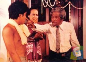 Keterangan foto: Potret kenangan H Rano Karno dan aktor kawakan (alm) Soekarno M Noor dalam adegan film “Opera Jakarta” (1985) karya (alm) Drs Syumanjaya. Anak dan ayah beradu kekuatan akting.  (Dokumentasi) 