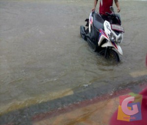 Salah satu ruas jalan protokol di kawasan pusat Kota Banjar yang terendam banjir akibat buruknya drainase yang ada, Sabtu (20/12/2014) foto Hermanto 