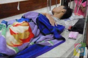 Salah satu korban miras Oplosan tergolek lemah diruang perawatan RSUD Garut, Selasa (2/12/2014) foto jmb