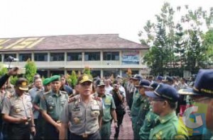 Kapolda Jabar Irjen Pol M Iriawan saat memeriksa Pasukan Apel deklarasi anti Miras dan narkoba, Mapolres Garut, Senin (8/12/2014) foto jmb