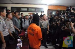 Kapolda Jawa Barat Irjen Polisi Muhammad Iriawan Saat menunjukan tersangka kasus miras oplosan di Mapolres Garut, Senin (8/12/2014).foto jmb