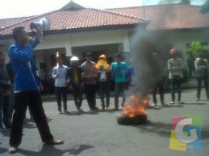 Para masiswa pendemo di Kota Banjar melakukan aksi bakar ban bekas, Rabu (10/12/2014) foto hermanto
