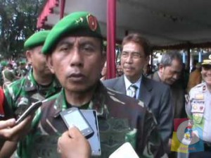 Pangdam III Siliwangi Mayjen TNI Dedi Kusnadi Thamim, saat diwawancarai wartawan di Pangandaran, Jumat (19/12/2014) foto Abun Budiawan