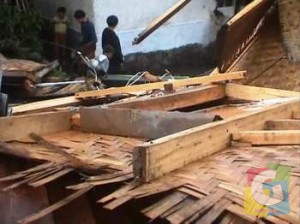 Salah satu bangunan rumah milik warga yang ambruk di Kampung Nangewer, Desa Sukasenang, Kecamatan Banyuresmi, akibat terjangan angin puting beliung pada Rabu 17 Desember 2014 siang. foto TG