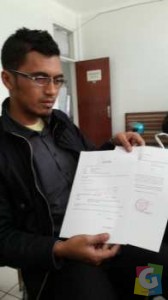 Vivan Ristian salah seorang eks Karyawan outsourching menunjukan data-data yang dimiiliknya terkait tuntuan pesangan tersebut. Foto jmb