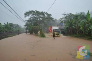 kondisi banjir yang menggenangi ruas jalan hingga setinggi lutut orang dewasa di Kota Banjar, Rabu (24/12/2014). foto Hermanto