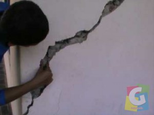 Salah seorang warga menunjukan bagian yang dinding rumahnya yang retak akibat pereseran tanah di Ciamis, Foto Dedi Kuswandi