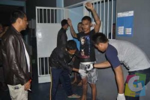 Petugas Periksa satu persatu napi yang diguga terlibat pada kasus kaburny aenam Tahanan lapas Banjar, Foto Hermanto
