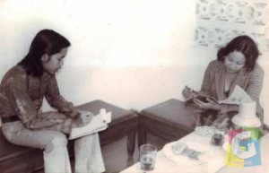 Kenangan lawas Yoyo Dasriyo waktu perbincangan lepas dengan (alm) Veronica Irama, tahun 1975,  di Hotel “Kencana” nomer 34, Tasikmalaya. (Foto: Cang Anwar)  