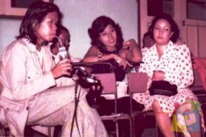 Kenangan kebersamaan tahun 1975, Yoyo Dasriyo, Neneng Susanti, (alm) Veronica Irama di Tasikmalaya, sebelum meluncur memburu Banjar. (Foto: Cang Anwar) 