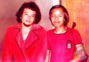 Rhoma Irama dan Yoyo Dasriyo lewat tengah malam di Hotel “Priangan” Tasikmalaya. (1979). Raja Dangdut melepas lelah sambil berbincang. Keringat masih tampak berkilat di wajahnya. (Foto: alm Ade Kostaman) 