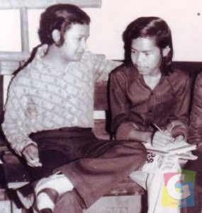 Potret kenangan perjumpaan (alm) A Riyanto dan Yoyo Dasriyo, tahun 1974 di Gedung “Sumbersari” Garut”. Saat itu, sang komponis pop legendaris ini, berjaya dengan grup band “Favourite’s Grup”. (Foto: alm. Dedeng Zaenal) 