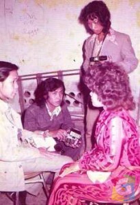 Yoyo Dasriyo, Elvy Sukaesih, Man King’s dan Cang Anwar, dalam potret perjumpaan di balik Gedung “Sumbersari”Garut (1975). (Dokumentasi: Yodaz)      