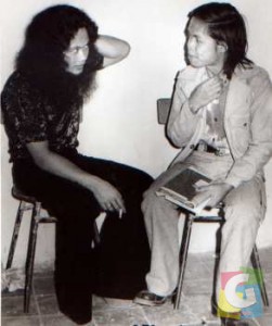 Potret kenangan perjumpaan Oma Irama dan Yoyo Dasriyo, 3 September 1975, di Gedung “Sumbersari” Garut. Perbincangan di pentas, seusai pergelaran “Malam Begadang” (Foto: Cang Anwar) 