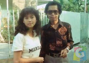 Selepas syuting film pertama, Meriam Bellina dan Yoyo Dasriyo, (1981) di depan rumahnya di Jl Suryalaya, Bandung. Mer masih pendatang anyar di dunia film. (Foto: alm Denny Sabri) 