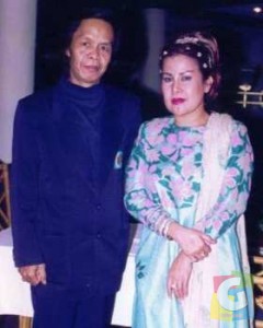 Perjumpaan lain Yoyo Dasriyo dan Elvy Sukaesih, di Hotel “Tirtagangga” Cipanas Garut (1997). Peantian panjang di Jakarta, tak mengeringkan komunikasi. (Foto: Dede Ansor Toha)  