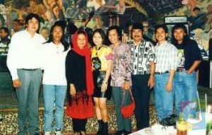 Di “Planet Hollywood” Jakarta (1996). Berderet di tengah, Ny Ningsihrat, Lia Nathalia, Yoyo Dasriyo dan (alm) RE Kusnadi. Sayang, karier Lia Nathalia terputus kesibukan studi. (Dokumentasi Yodaz) 