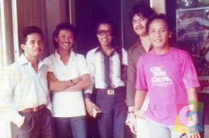 Potret kenangan lawas di depan studio “Jackson Record’ Jakarta, 1981. Dari kiri: Adhe Novi pengarah musik TVRI Pusat:, Ebiet G Ade, Yoyo Dasriyo, (alm) Billy J Budiarjo dan Jelly Tobing. (Dokumentasi Yodaz) 