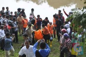 Petugas BPBD Kota Banjar saat melakukan evakuasi mayat tanpa identitas dari sungai Citanduy, Selasa (27/1/2015). foto Hermanto