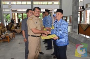 Wakil Bypati Garut Helmi Budiman saat menyerahkan Surat Keputusan pengangkatan CPNS Kategori II di Gedung Pendopo, Selasa (13/1/2015). foto hums