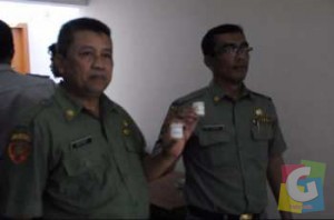 Dua orang Pejabat Eselon Pemkab Garut menunjukan sample urine dalam Tes urine oleh BNN Kabupaten Garut, Senin (5/1/2015) foto jmb 