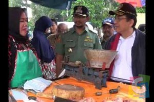 Ketua DPD RI Irman Gusman didampingi Wakil Bupati Garut Helmi  Budiman saat mengunjungi pasar ciawitali Garut, Senin (19/1/2015) foto niken