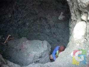 Kegiatan penambangan batu akik di Kawasan Gunung Kencana Caringin Garut Selatan, foto jmb