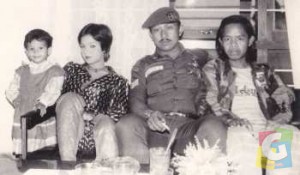 Kenangan kecil aksi Debby Veramasari, menjejeri Tati Hartati, W Gunawan dan Yoyo Dasriyo. Menunggu hujan reda di kota Kecamatan Ciawi, Tasikmalaya 1977. (Dokumentasi: Yodaz)  