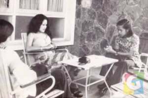 Tati Hartati (membelakangi lensa), Rita Sugiarto dan Yoyo Dasriyo, dalam perjumpaan di Hotel “Kota” Garut, 24 Oktober 1975. Perbincangan panjang lebar lalu tergelar dalam perjalanan Garut – Sumedang dan Ciawi, Tasikmalaya.(Foto: Cang Anwar)