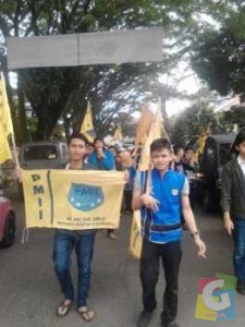 Puluhan aktifis PMII Garut melakukan long March menuju Gedung DPRD Garut dalam aksinya, Senin (19/1/2015) foto jmb
