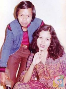 Rita Sugiarto dan Yoyo Dasriyo. Lewat tengah malam di Hotel “Priangan”, Tasikmalaya (1979). Perjumpaan sekilas, selepas sukses pergelaran “Soneta Grup”. (Foto: alm Ade Kostaman). 