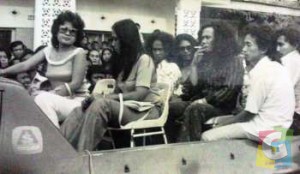 Di depan Hotel “Kota”, Garut, Elvy Sukaesih dan Oma Irama di atas kendaraan terbuka, jelang pawai keliling perkotaan Garut, 1975. (Dokumentasi: Yodaz) 