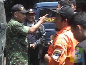 Petugas BPBD dan Danramil Tarogong usai melakukan evakuasi para korban pendaki Gunung Guntur yang tersambar petir, Selasa (27/1/2015).