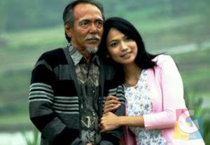 Aktor Ikranagara dan Kinaryosih dalam sebuah adegan film “Safana”. Film layar lebar yang memusatkan syutingnya di kawasan pantai Rancabuaya, Garut Selatan. (Dokumentasi Yodaz)