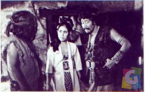 Aktor film legendaris (alm) Dicky Zulkarnaen, cucu Bupati Kab Garut pertama (alm) R Soeria Kartalegawa, saat beraksi di film “Si Bongkok” (1971) bersama (alm) Soekarno M Noor dan (alm) Paula Roumokoy. (Dokumentasi Yodaz) 