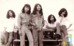 Formasi grup band “The Yuda’s” (1973), yang pernah bermukim di Kota Garut, saat proses rekaman album pertamanya di “Remaco’ Jakarta. Dari kiri: Sofyan Nasution, Aranny, Endang Rozano, Zally dan Izman. (Dokumentasi: Yodaz) 