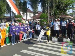 Walikota Banjar Hj. Ade Uu Sukaesih, saat melepas ribuan peserta jalan sehat, foto Hermanto