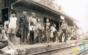 Suasana penantian KA “Si Gombar” di Halte Cinunuk, Wanaraja Garut, (1976). Di halte kereta api ini, banyak mewarnai adegan film “Dikejar Dosa” karya Lukman Hakim Nain (1974). (Foto: Dokumentasi Yodaz) 