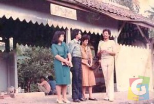 Kenangan klasik 1983 di Halte KA Cinunuk – Wanaraja, Garut. Bangunan halte di tengah perjalanan KA Garut _ Cibatu ini, senasib belasan halte lainnya. Sirna tanpa bekas. (Dokumentasi Yoyo Dasriyo) 