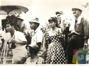Sutradara film legendaris (alm) H Usmar Ismail (kanan), dalam kesibukan di lokasi syuting film produksi “Perfini”. Stasiun KA Garut dipilih Usmar sebagai bagian dari lokasi syuting film “Toha Pahlawan Bandung Selatan” (1962).  (Foto: Istimewa) 
