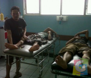 Dua Orang Pelaku curanmor saat diberikan pengobatan Medis usai ditembak Petugas, Foto Hermanto