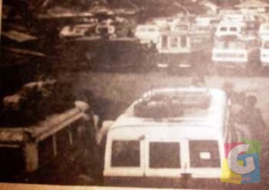 Suasana teriminal kendaraan oplet antar kecamatan di Jl Pramuka, Garut, tahun 1981, yang kini dijadikan lahan bangunan PT Telkom dan BPR Garut. Potret diambil dari arah pasar Guntur lantai dua. (Foto: Yodaz) 